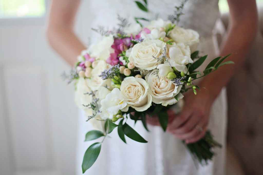 white bouquet of roses